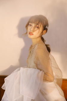 不扣纽的女孩详情介绍